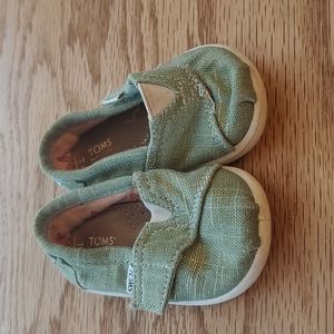 Toms toddler size 4